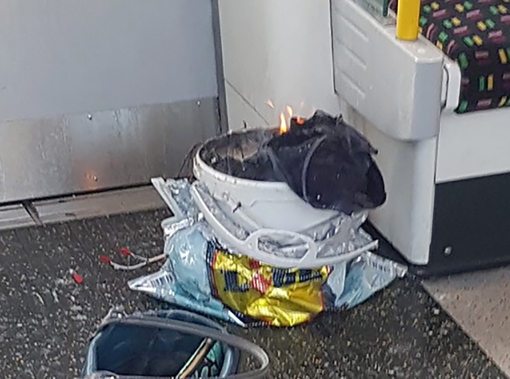 Ein Metro-Passagier filmte den brennenden Eimer und postete das Video auf Twitter