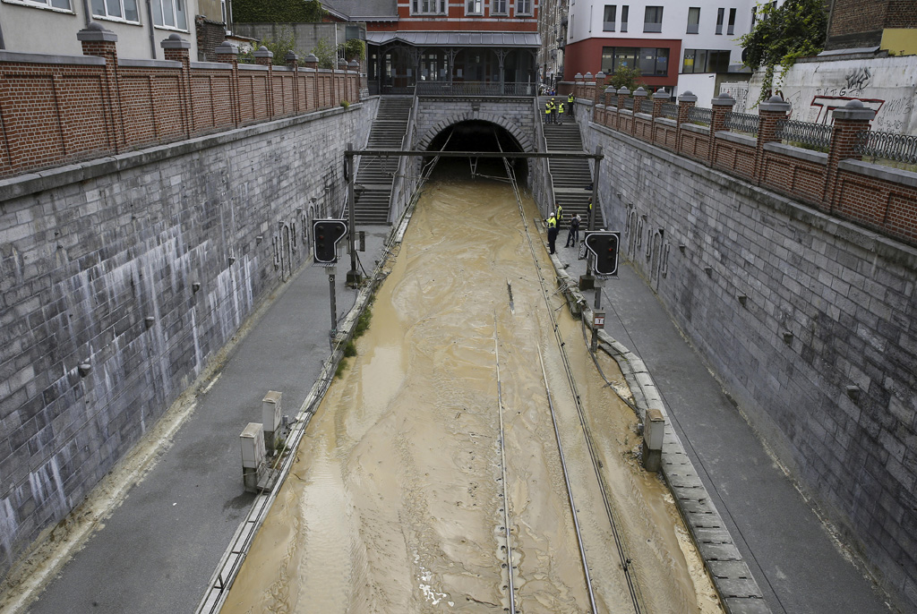 Rohrbruch in der Brüsseler Stadtgemeinde Saint-Josse: In der Folge wurde ein Bahntunnel überschwemmt