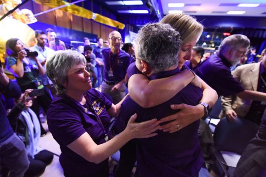 Mitarbeiter des Cassini-Projekts fallen sich nach dem letzten Signal der Sonde in die Arme