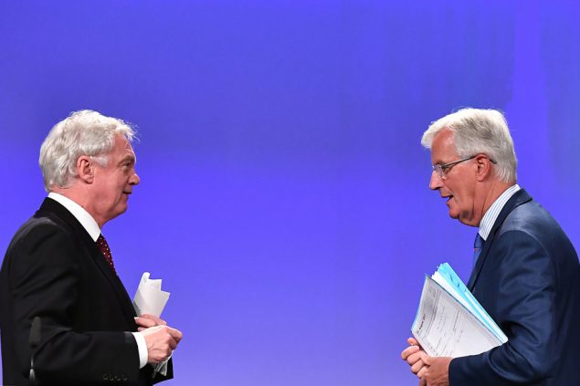 Der britische Brexit-Minister David Davis und EU-Chefunterhändler Michel Barnier