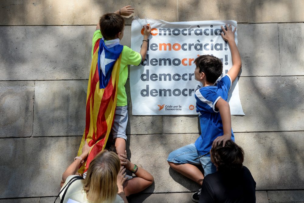 "Democràcia": Unterstützer des Referendums werben für ihre Sache