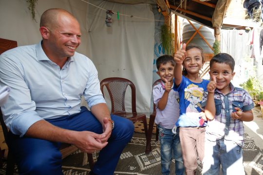 Beliebtester Politiker in Flandern: Theo Francken (Bild: mit syrischen Flüchtlingen im Libanon)