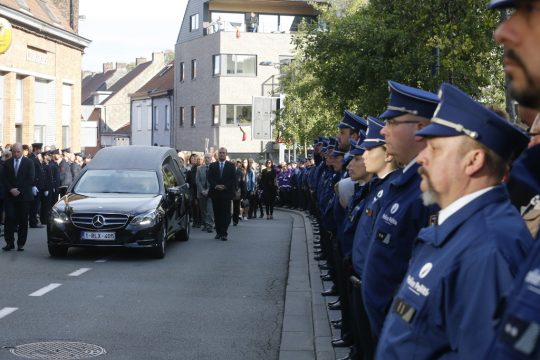 Beisetzung von Mouscrons Bürgermeister Alfred Gadenne: Ankunft des Leichenwagens vor der Kirche "Saint-Armand" in Luingne (16.9.2017)