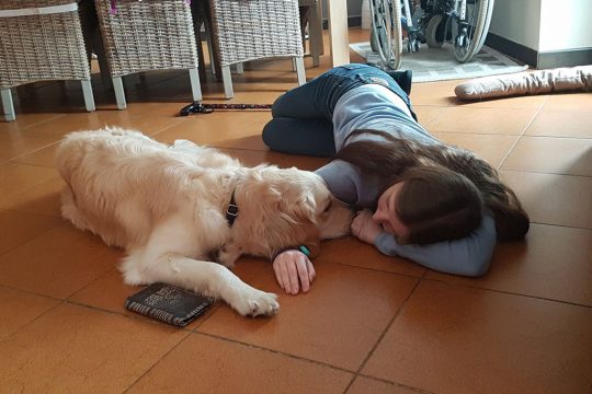 Besitzerin Lowra mit ihrer Begleithündin Gaïa