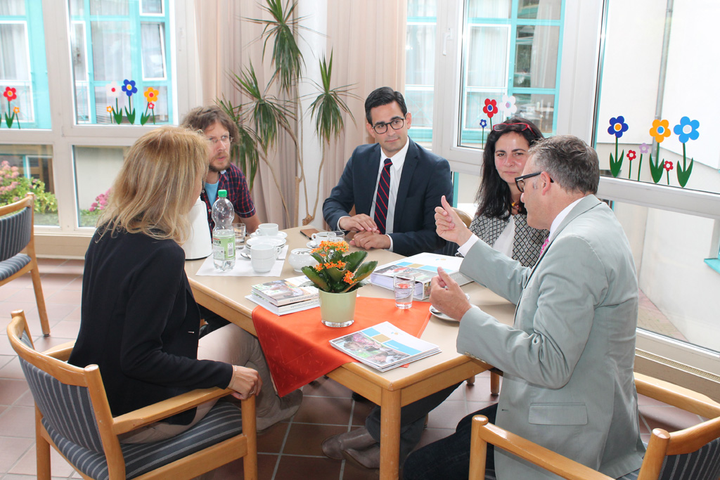 Sozialminister Antonios Antoniadis gemeinsam mit St. Josephs Heimleiter Michael Murges (2.v.l.) und SGO-Direktorin Sandra Mentenich (2.v.r) bei einem Besuch der GB in Aachen