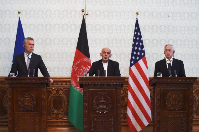 Der afghanische Präsident Aschraf Ghani mit Nato-Chef Jens Stoltenberg (l.) und US-Verteidigungsminister James Mattis (r.) bei einer Pressekonferenz in der afghanischen Hauptstadt Kabul