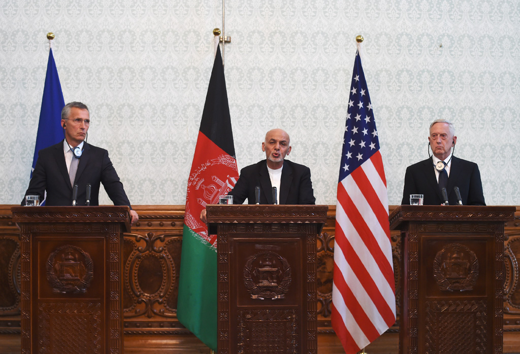 Der afghanische Präsident Aschraf Ghani mit Nato-Chef Jens Stoltenberg (l.) und US-Verteidigungsminister James Mattis (r.) bei einer Pressekonferenz in der afghanischen Hauptstadt Kabul