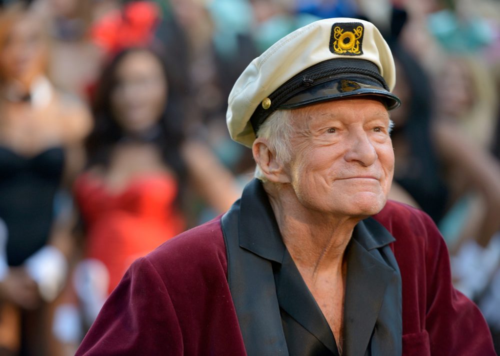 Playboy-Gründer Hugh Hefner mit Kapitänsmütze