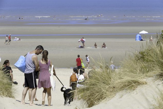 Touristen an der belgischen Küste