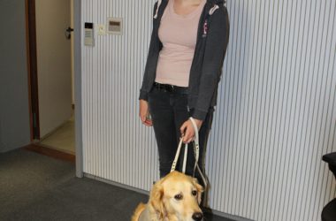 Lorena Dürnholz mit Blindenhund Merlin