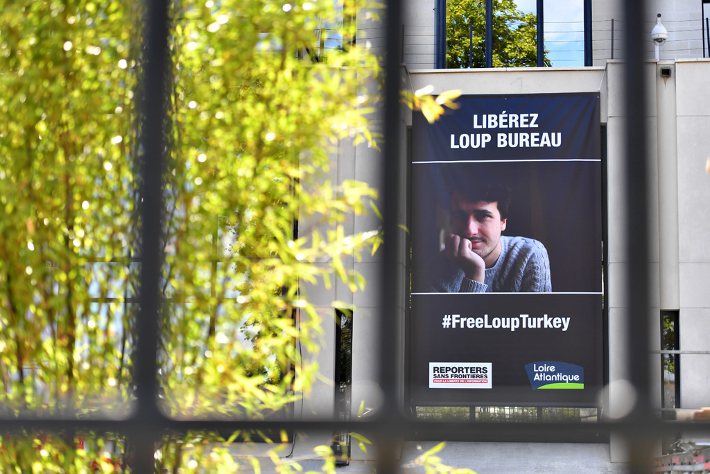 "Libérez Loup Bureau"