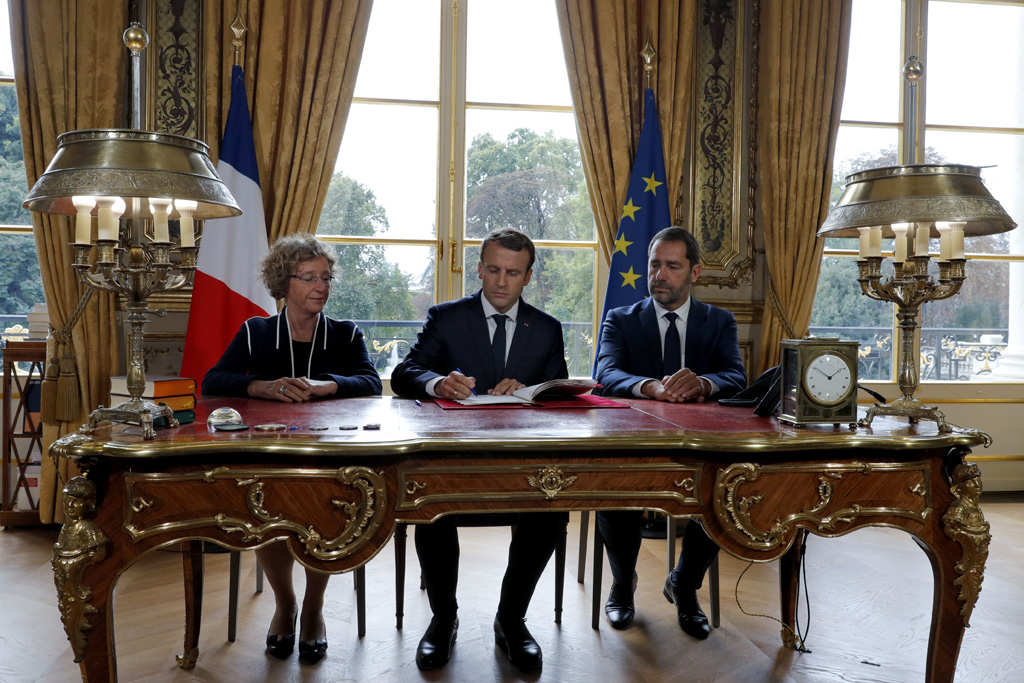 Emmanuel Macron (M.)unterzeichnet umstrittene Arbeitsmarktreform (22.9.2017)