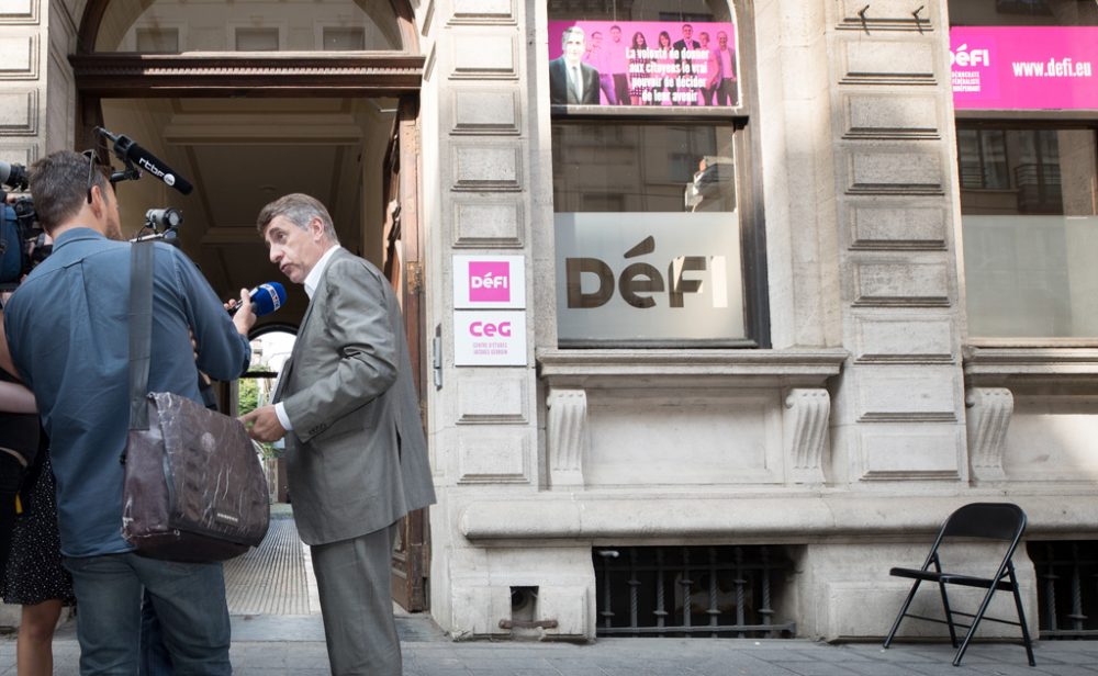 Olivier Maingain vor dem Défi-Parteibüro in Brüssel (Bild: Benoît Doppagne/Belga)