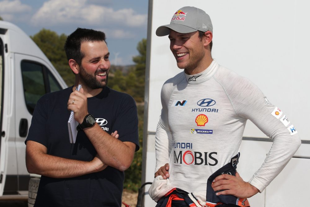 Andreas Mikkelsen (r.) bei Testfahrten für die Rallye Spanien