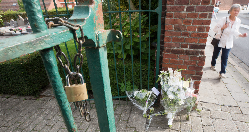 Blumen am Haupteingang vom Friedhof in Mouscron , der Stelle, an der Bürgermeister Alfred Gadenne am Montagabend ermordet wurde