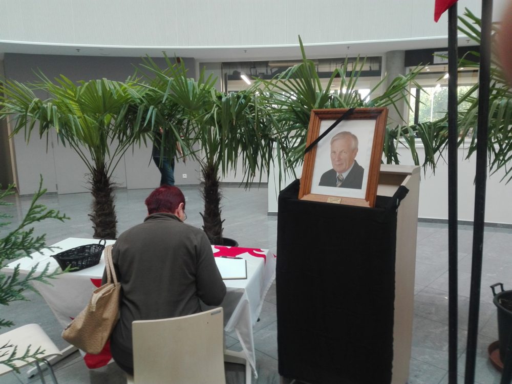 In Mouscron ist ein Kondolenzbuch für den ermordeten Bürgermeister Alfred Gadenne ausgelegt worden