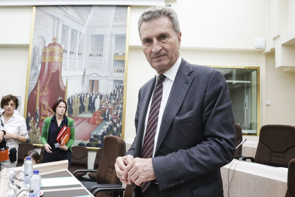 EU-Haushaltskommissar Günther Oettinger in der Kammer
