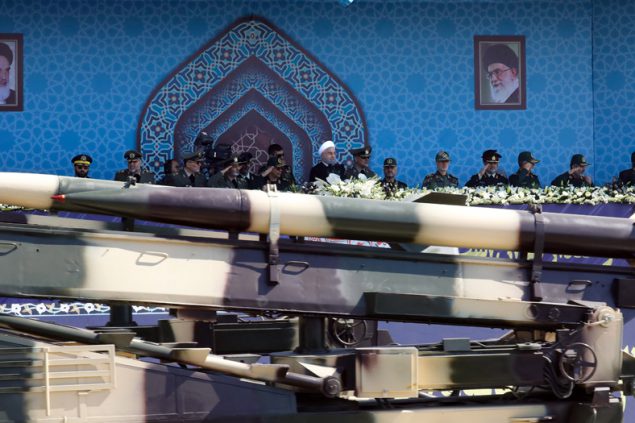 Irans Präsident Hassan Ruhani bei der Militärparade am Freitag