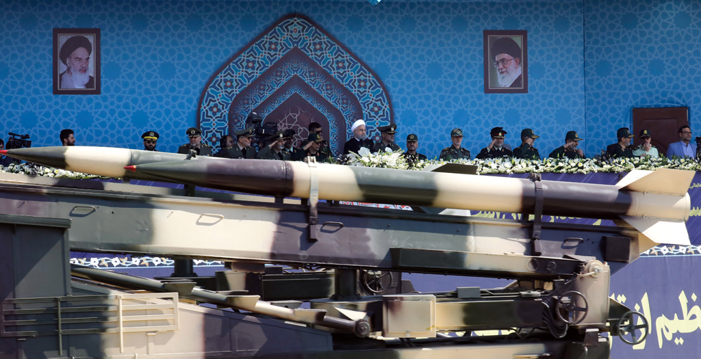 Irans Präsident Hassan Ruhani bei der Militärparade am Freitag