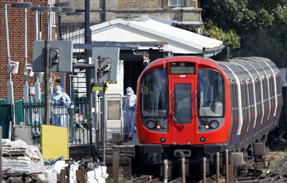 Forensiker untersuchen den Tatort an der Haltestelle Parsons Green (15.9.2017)