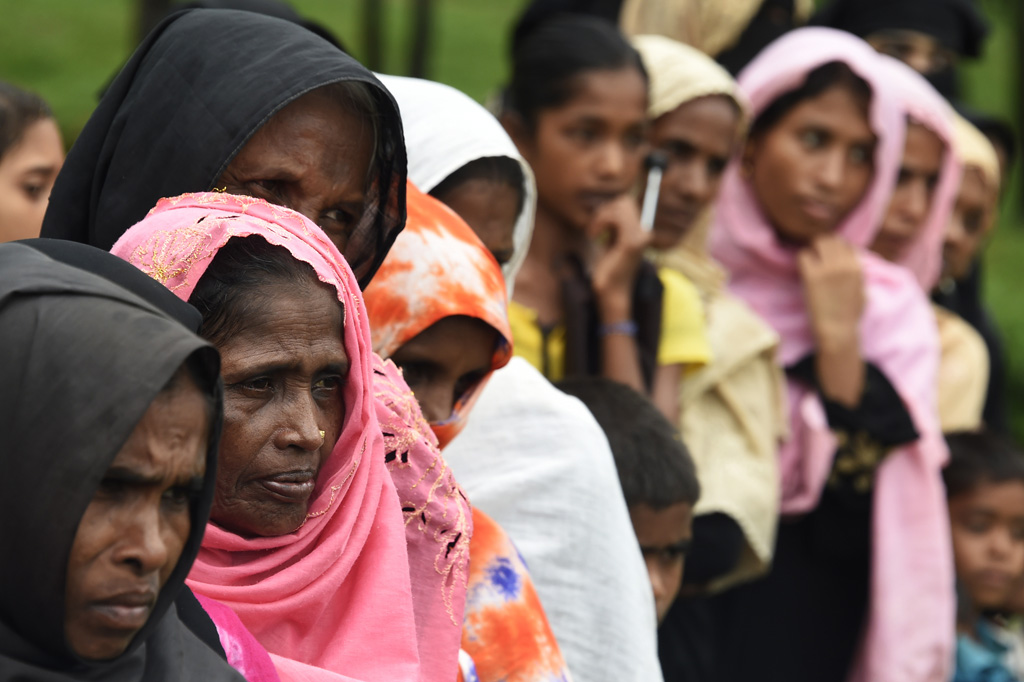 Rohingya-Flüchtlinge stehen Schlange vor der Lebensmittelausgabe im Camp Leda