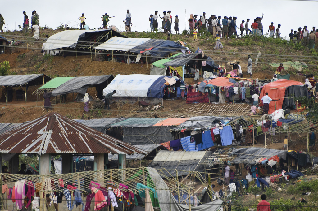 Rohingya-Flïuchtlinge bauen Unterkunft