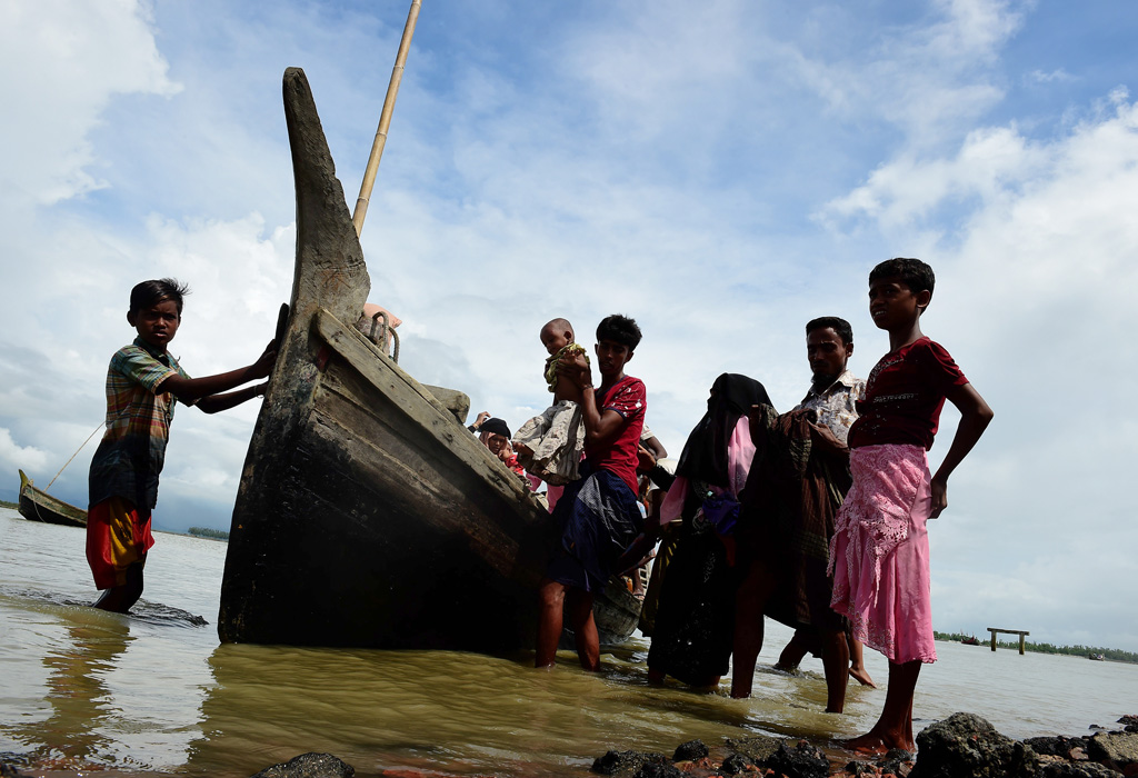Rohingya, die aus Myanmr geflohen sind, kommen in Bangladesch an