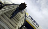 Passagiere beim Einstieg in einen Ryainair-Flieger am Flughafen Charleroi