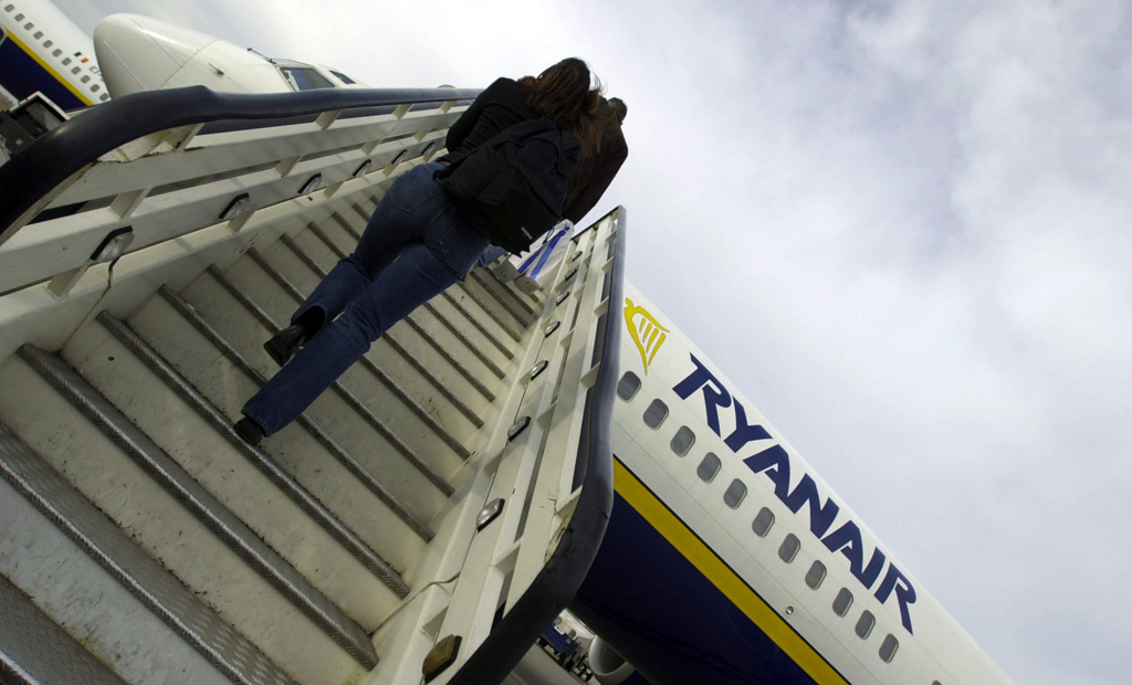 Passagiere beim Einstieg in einen Ryainair-Flieger am Flughafen Charleroi