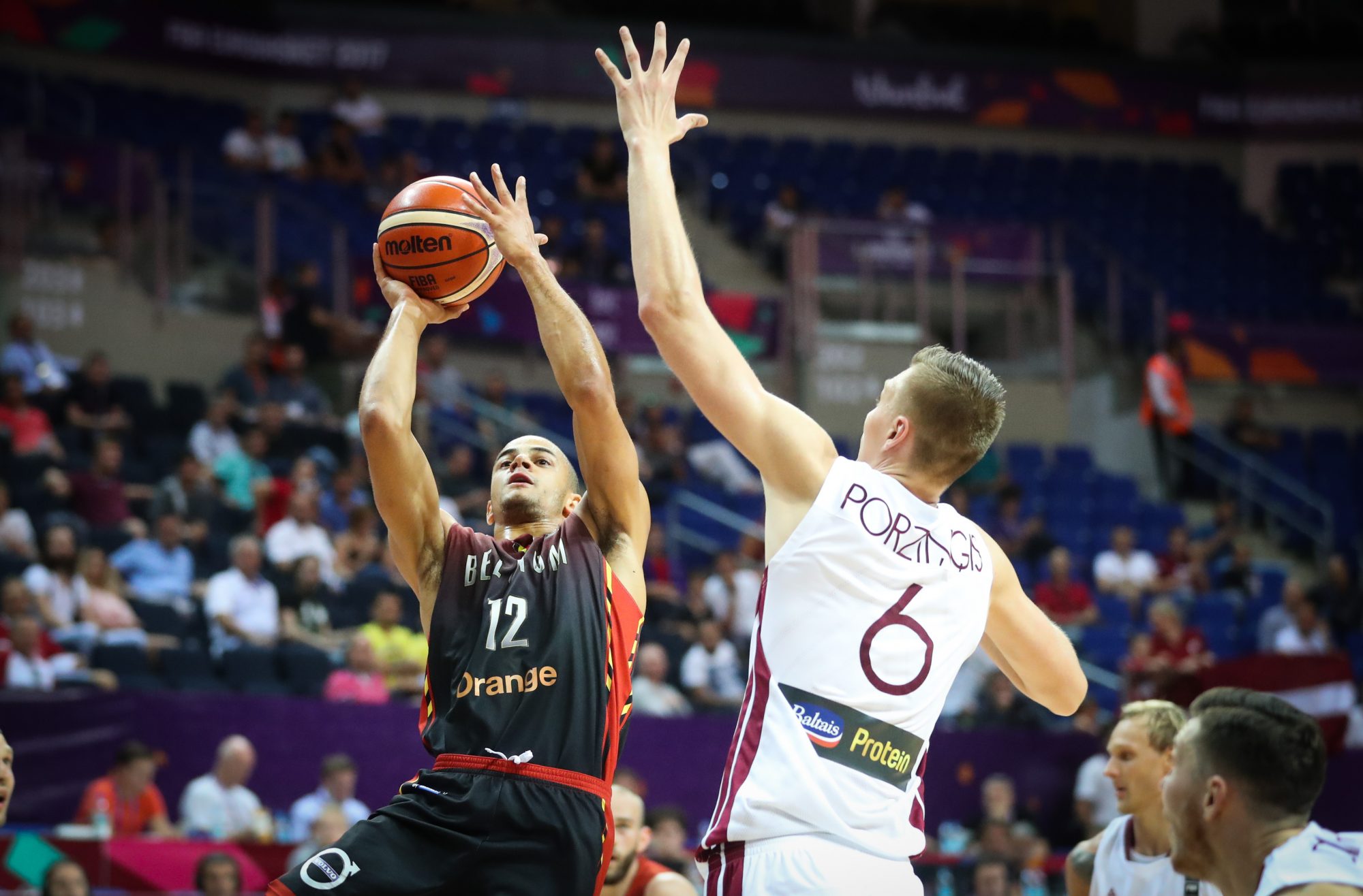 Belgiens Jean Salumu gegen Lettlands NBA-Star Kristaps Porzingis
