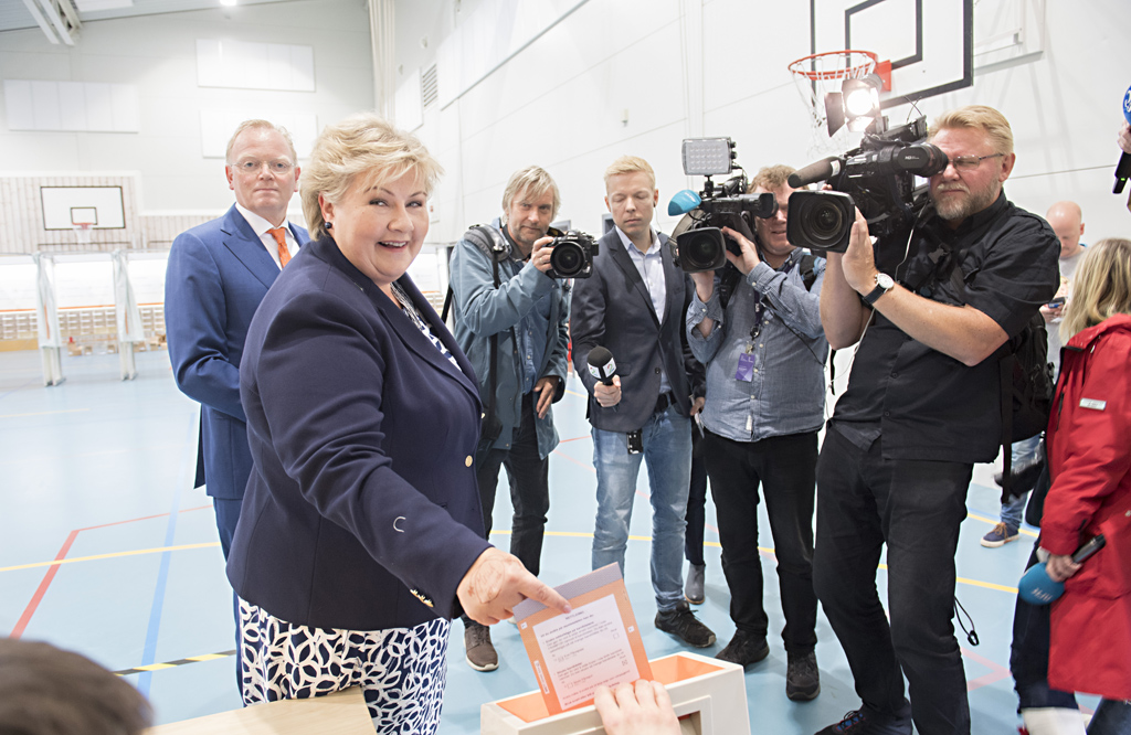Die norwegische Premierministerin Erna Solberg bei der Stimmabgabe