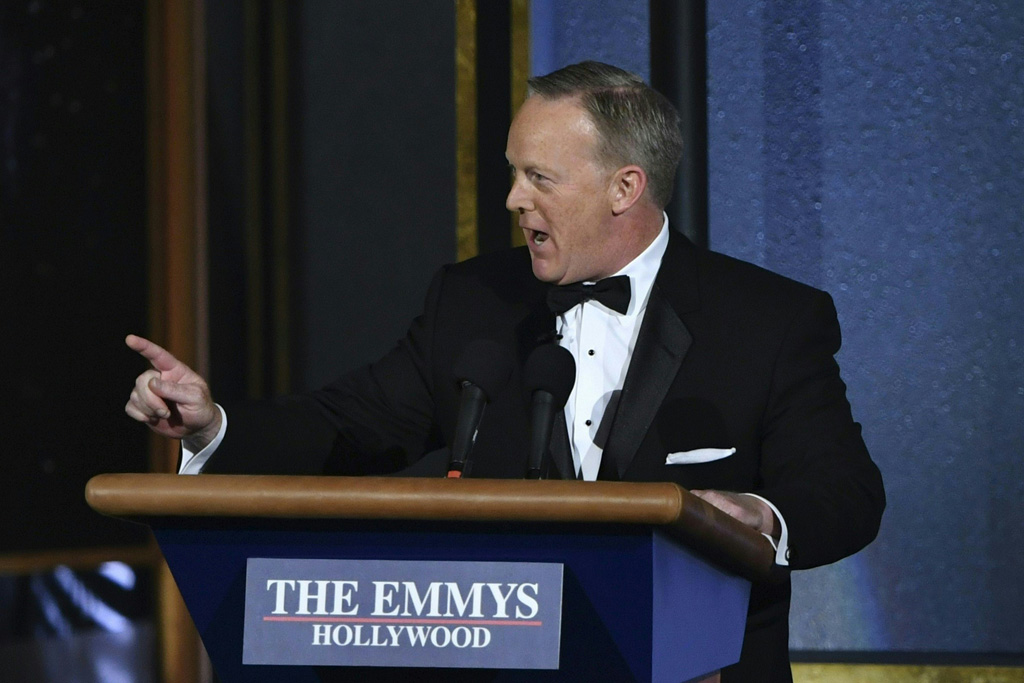 69. Emmy Awards: Sean Spicer zieht sich selbst durch den Kakao