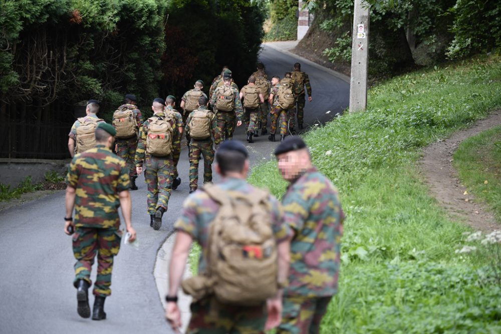 Soldaten suchen nach dem verunglückten Hubschrauberpiloten