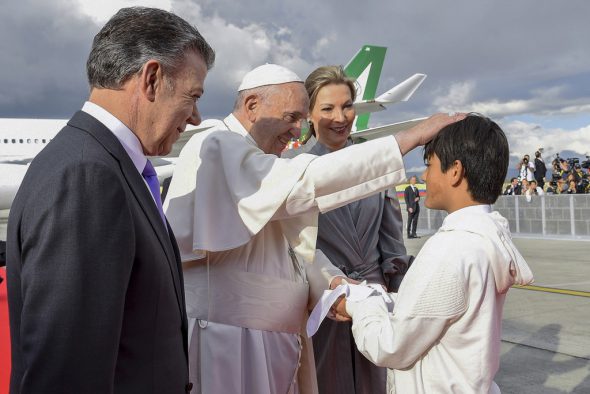 Papst Franziskus in Kolumbien: Clara Rojas' Sohn Emmanuel überreicht dem Papst eine Friedenstaube aus Porzellan