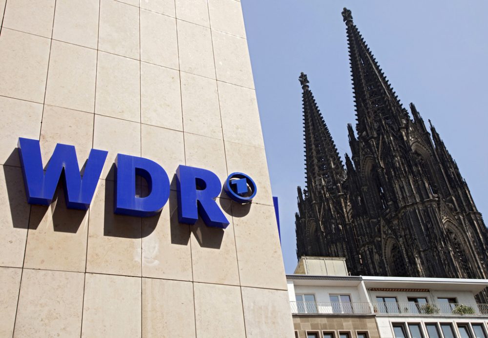 WDR-Logo am Funkhaus Wallrafplatz in Köln