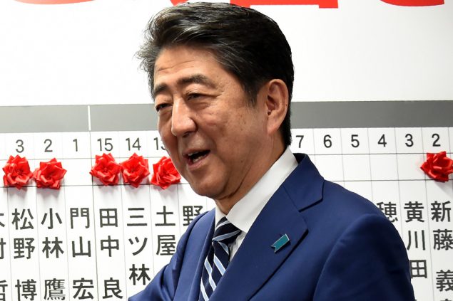 Ministerpräsident Shinzo Abe gewinnt Wahlen in Japan
