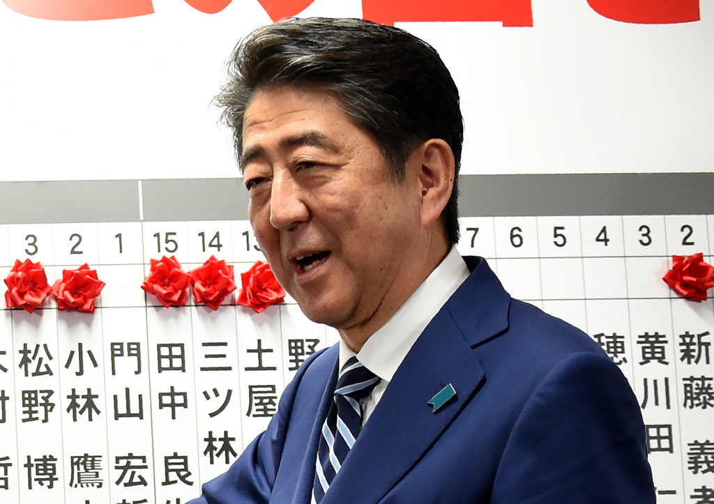 Ministerpräsident Shinzo Abe gewinnt Wahlen in Japan