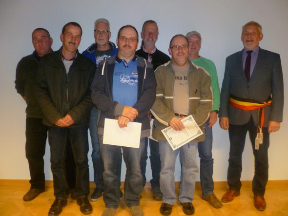 25 Dienstjahre und mehr: Die ausgezeichneten Arbeiter der Gemeinde Amel, rechts im Bild Bürgermeister Klaus Schumacher