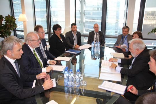 Pascal Arimont (fünfter von rechts) beim Arbeitsgespräch mit Energie-Kommissar Cañete