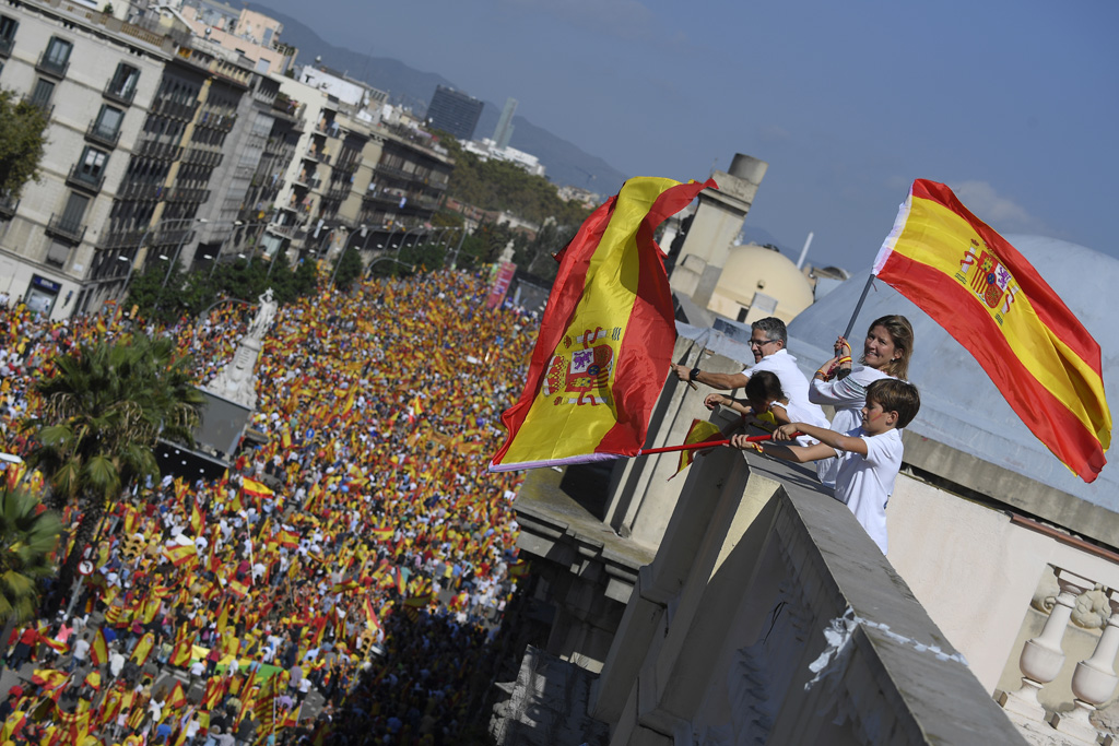 Tausende protestieren in Barcelona gegen Unabhängigkeitspläne in Katalonien
