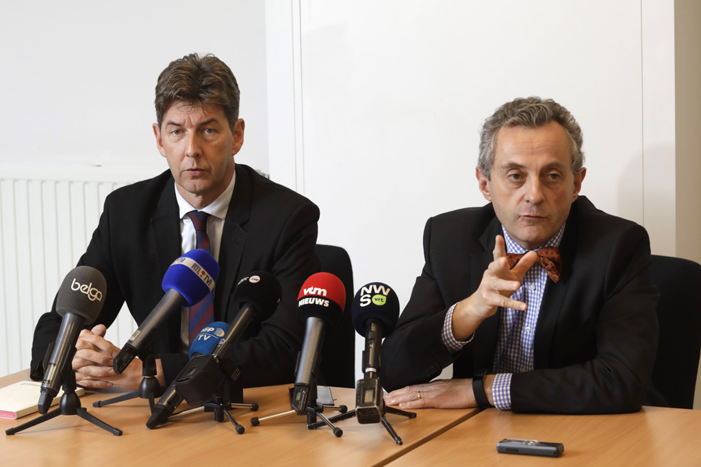 Pressekonferenz: Die Generalprokuratoren von Mons und Lüttich, Ignacio de la Serna und Christian de Valkeneer, stellen die neuen Erkenntnisse vor (Bild: Thierry Roge/Belga)