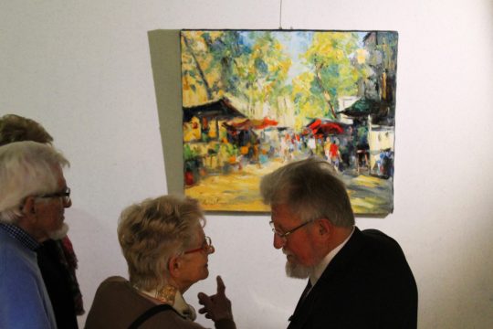 Vernissage: Adolf Christmann führte die Besucher selbst durch die Ausstellung im BRF-Funkhaus (Bild: BRF)