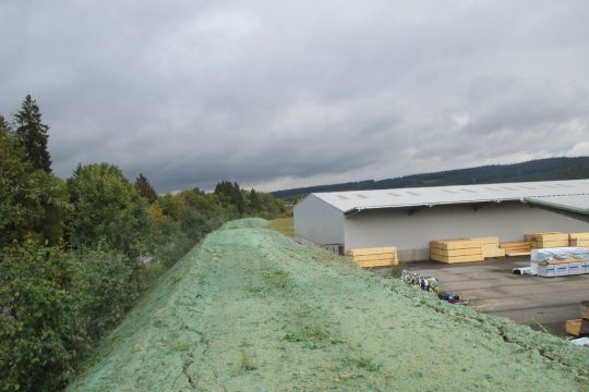 Hydrosaat führt zu grün-blauer Färbung auf Kaiserbaracke