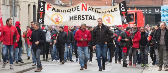 300 Beschäftigte von FN Herstal protestieren in Namür