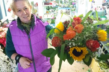 Sonja Radermeker-Theissen mit einem "fairen Blumenstrauß"