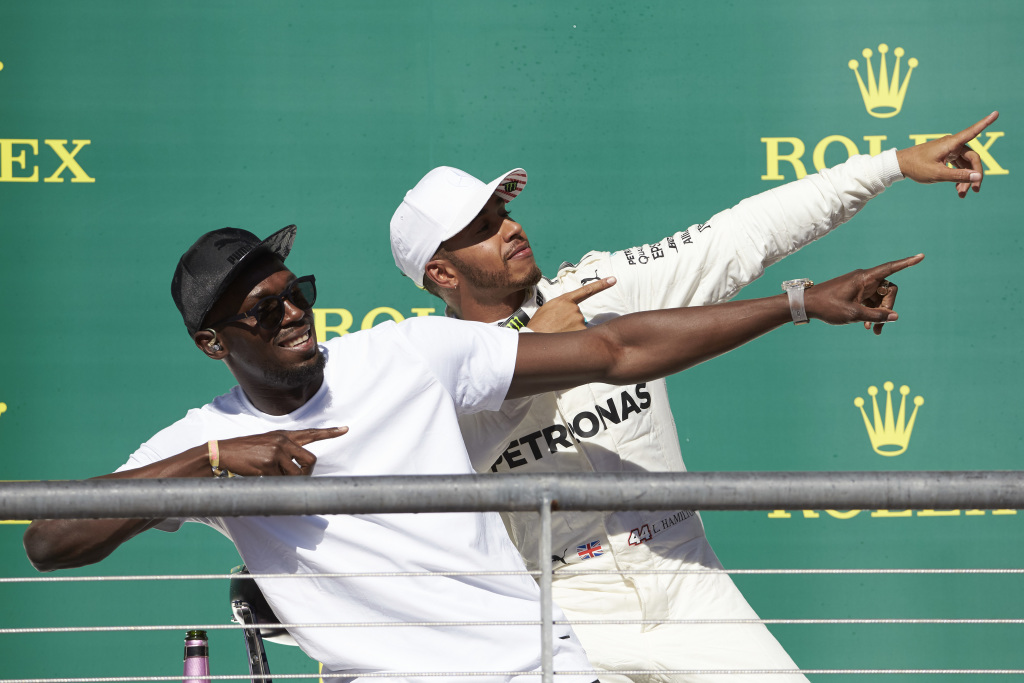 Lewis Hamilton feiert seinen Sieg mit dem "doppelten Bolt"