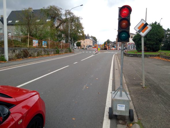 Arbeiten am Kreisverkehr Eynatten: Eine Ampel regelt den Verkehr