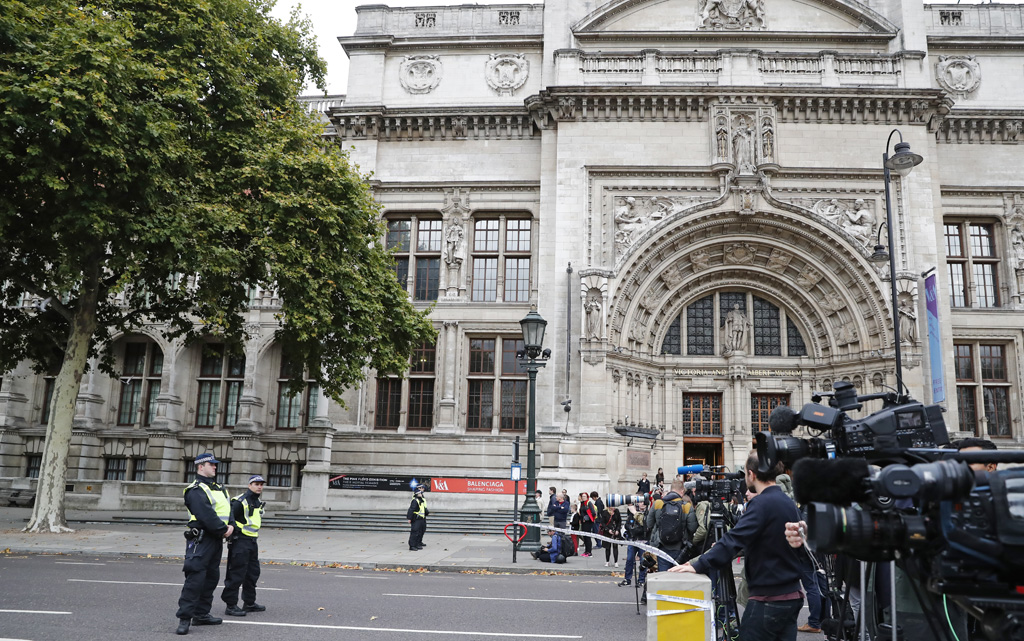 Polizei und Journalisten vor dem Natural History Museum in London