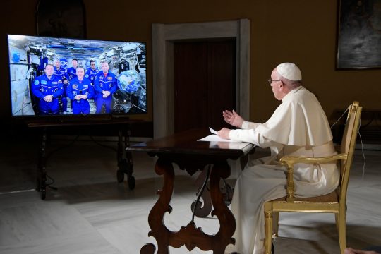 Papst telefonierte mit ISS (Bild: Osservatore Romano/AFP)