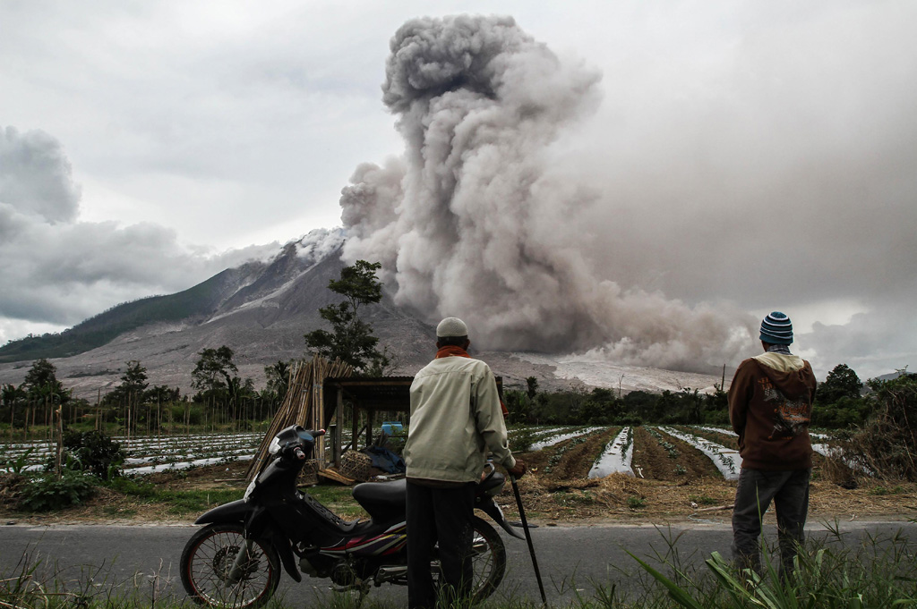 Vulkan Sinabung spuckt Aschewolke